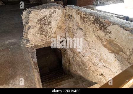 Sevilla, Spanien. Im Inneren der unterirdischen Ruinen der Fundamente des Castillo de San Jorge (Schloss Saint George), Sitz der spanischen Inquisition Stockfoto