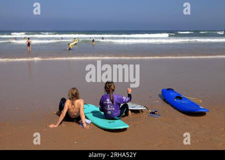 Am Milady Beach in Biarritz. Surf-Session. Pyrenäen-Atlantiques, Frankreich Stockfoto