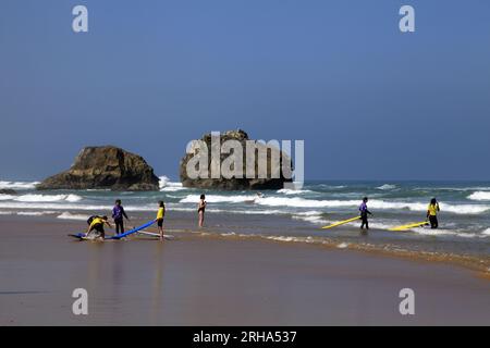 Am Milady Beach in Biarritz. Surf-Session. Pyrenäen-Atlantiques, Frankreich Stockfoto