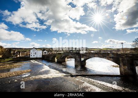 Sonnenschein über der alten Brücke über den Fluss South Tyne an der Haydon Bridge, Northumberland Stockfoto