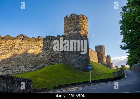 Die Mauern von Conwy und die Stadt lassen Conwy in Nordwales fallen. Stockfoto