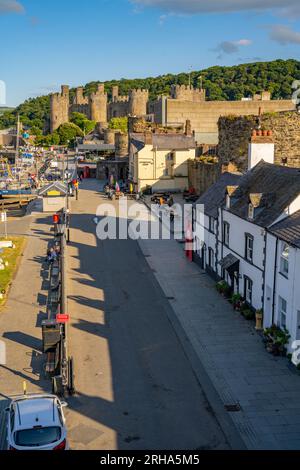 Blick auf den Fluss von den Stadtmauern von Conwy North Wales Stockfoto