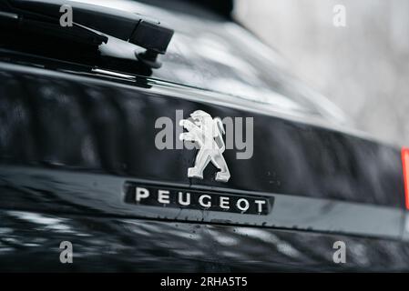 Peugeot-Logo auf der Rückseite des Modells 3008. Löwenemblem auf dem Kofferraum des schwarzen Peugeot SUV Stockfoto