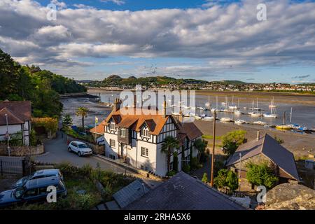 Blick auf den Fluss Conwy in Richtung Llandudno von den Stadtmauern von Conwy North Wales Stockfoto