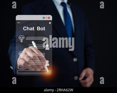 Ein Geschäftsmann verwendet einen Stift, um eine Frage zu schreiben, die er von einer KI beantworten lassen möchte. Chatbot-Systemkonzept. KI-Konzept Stockfoto