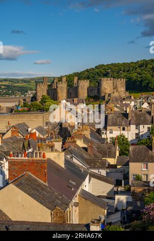 Von den Stadtmauern von Conwy North Wales blickte man auf die Dächer in Richtung Schloss Stockfoto