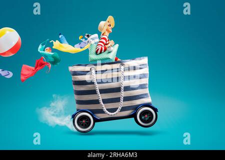 Glückliche Frau, die eine schnelle Tasche mit Rädern fährt und zum Strand geht, Sommerurlaub und Reisekonzept, Kopierraum Stockfoto