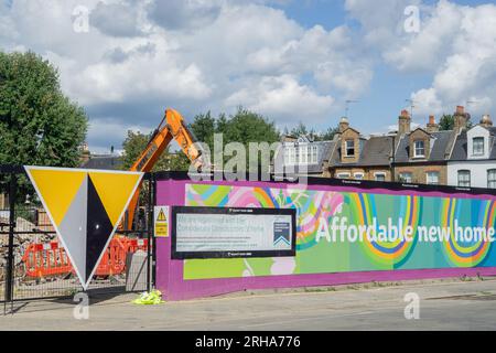 Erschwingliche Häuser werden in Chiswick, West London, gebaut. Stockfoto