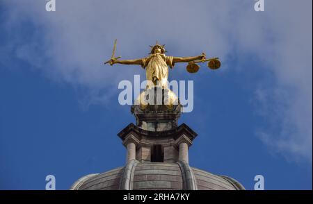 London, Großbritannien. 15. August 2023. Lady-Justice-Statue auf dem zentralen Strafgerichtshof, bekannt als Old Bailey. Stockfoto