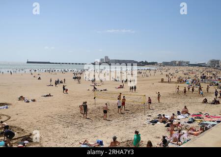 Bild ©lizenziert für Parsons Media. 04/08/2023. Les Sables-d'Olonne, Frankreich. Les Sables-d'Olonne, Frankreich. Das Meer in Les Sables-d'Olonne, Frankreich. Les Sables-d'Olonne ist eine Küstenstadt im Westen Frankreichs am Atlantischen Ozean. Es liegt an der Küste zwischen La Rochelle und Saint-Nazaire, in der Nähe der Küstenstation der A87, die es mit nahe gelegenen Gemeinden nach La Roche-sur-Yon, Cholet und Angers im Nordosten verbindet. Das nächste große Stadtzentrum Frankreichs, Les Sables-d'Olonne, ist Nantes, nördlich von Picture by Andrew Parsons / Parsons Media Stockfoto