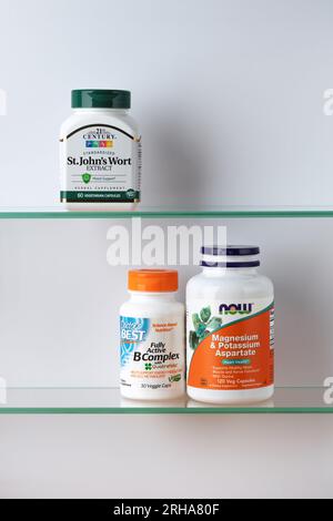 "Johanniskraut-Extrakt" aus der Firma "21. Century". Voll aktiver Vitamin-B-Komplex mit Quatrefolin, "Doctor's Best". Magnesium und Kalium, ' Stockfoto