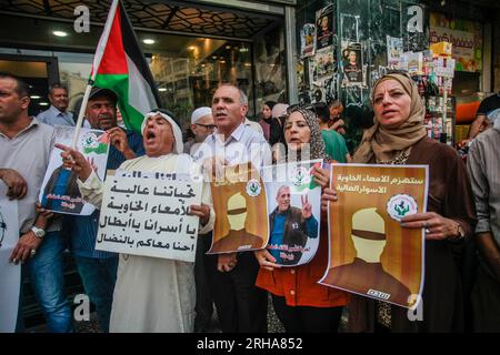 Nablus, Palästina. 15. Aug. 2023. Palästinensische Demonstranten halten in der Stadt Nablus im besetzten Westjordanland solidarisch Porträts von Gefangenen während der Demonstration mit palästinensischen Gefangenen, die von der israelischen Besatzung festgehalten wurden. Kredit: SOPA Images Limited/Alamy Live News Stockfoto