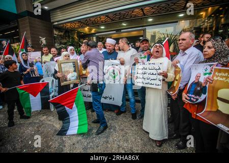 Nablus, Palästina. 15. Aug. 2023. Palästinensische Demonstranten halten in der Stadt Nablus im besetzten Westjordanland solidarisch Porträts von Gefangenen während der Demonstration mit palästinensischen Gefangenen, die von der israelischen Besatzung festgehalten wurden. Kredit: SOPA Images Limited/Alamy Live News Stockfoto