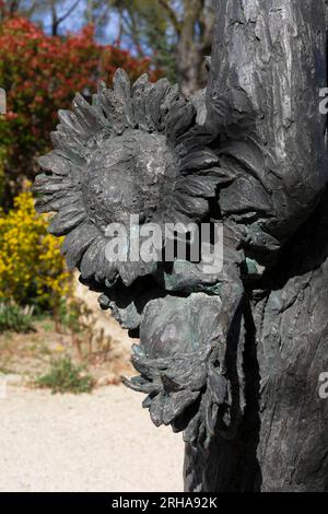 Detail (Sonnenblume) von der Statue von Van Gogh von Gabriel Sterk im Saint-Paul Asylum in Saint-Rémy-de-Provence, Frankreich Stockfoto