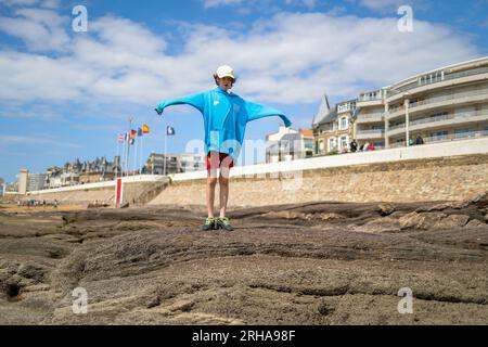 Bild ©lizenziert für Parsons Media. 04/08/2023. Les Sables-d'Olonne, Frankreich. Les Sables-d'Olonne, Frankreich. Das Meer in Les Sables-d'Olonne, Frankreich. Les Sables-d'Olonne ist eine Küstenstadt im Westen Frankreichs am Atlantischen Ozean. Es liegt an der Küste zwischen La Rochelle und Saint-Nazaire, in der Nähe der Küstenstation der A87, die es mit nahe gelegenen Gemeinden nach La Roche-sur-Yon, Cholet und Angers im Nordosten verbindet. Das nächste große Stadtzentrum Frankreichs, Les Sables-d'Olonne, ist Nantes, nördlich von Picture by Andrew Parsons / Parsons Media Stockfoto