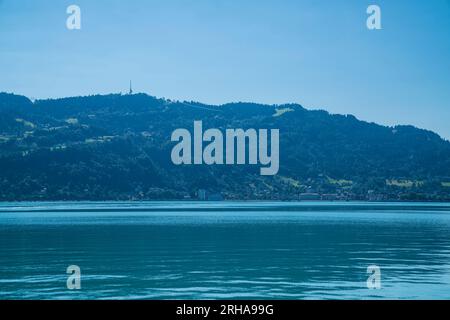 Deutschland, Bodensee Bodensee österreichische Küste bregenzer Stadthäuser pfaender Berg blauer Himmel Sonne im Sommer Blick vom Wasser Stockfoto