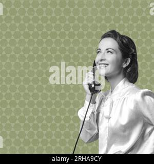 Attraktive elegante Vintage Sekretär mit einem Telefonanruf und lächelnd Stockfoto