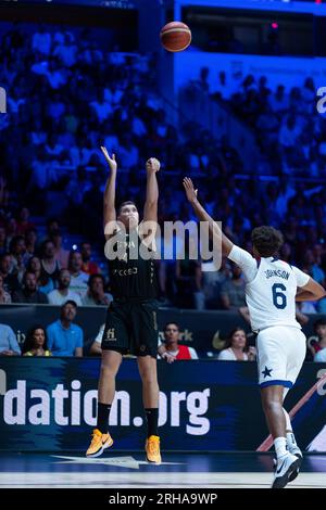 Joel Parra (L) und Cam Johnson (R) in Aktion während des Freundschaftsspiels zwischen Spanien und den USA im Palacio de los Deportes Martin Carpena. Endstand: Spanien 88:98 USA. Stockfoto