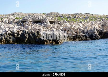 Überreste eines verlassenen Militärs, Wachbetonbunker aus Frauengefängnis aus Jugoslawien auf der Insel St. Gregor in der Adria, Kroatien Stockfoto