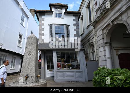Das Crooked House of Windsor in Windsor, England, ist ein kommerzielles Gebäude aus dem Jahr 1687. Es ist das älteste Teehaus in England und ist unter der Kategorie II gelistet. Das Gebäude wurde im 18. Jahrhundert rekonstruiert und steht jetzt auf einer „ungeheuerlichen Neigung“. Es hat 3 Etagen und Erkerfenster nach vorne und hinten. Stockfoto