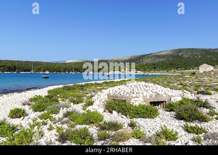 Überreste eines verlassenen Militärs, Wachbetonbunker aus Frauengefängnis aus Jugoslawien auf der Insel St. Gregor in der Adria, Kroatien Stockfoto