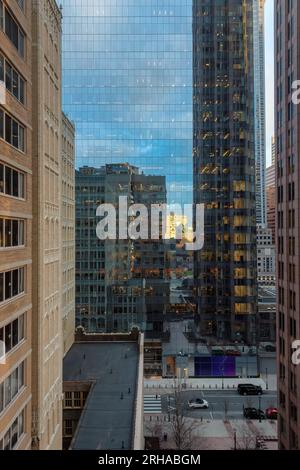 Die Glaswände der Wolkenkratzer im Zentrum von Philadelphia, Pennsylvania, spiegeln sich bei Sonnenuntergang. Stockfoto
