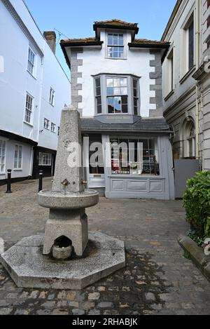 Das Crooked House of Windsor in Windsor, England, ist ein kommerzielles Gebäude aus dem Jahr 1687. Es ist das älteste Teehaus in England und ist unter der Kategorie II gelistet. Das Gebäude wurde im 18. Jahrhundert rekonstruiert und steht jetzt auf einer „ungeheuerlichen Neigung“. Es hat 3 Etagen und Erkerfenster nach vorne und hinten. Stockfoto