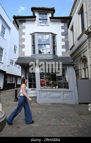 Das Crooked House of Windsor in Windsor, England, ist ein kommerzielles Gebäude aus dem Jahr 1687. Es ist das älteste Teehaus in England und ist unter der Kategorie II gelistet. Das Gebäude wurde im 18. Jahrhundert rekonstruiert und steht jetzt auf einer „ungeheuerlichen Neigung“. Es hat 3 Etagen und Erkerfenster nach vorne und hinten. Stockfoto