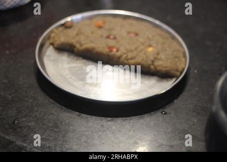 Suji ka halwa oder rava sheera oder Ravyacha shira ist ein indisches süßes Gericht, das als Dessert oder als Geschenk an Götter serviert wird. Stockfoto