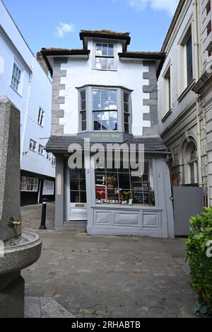 Das Crooked House of Windsor in Windsor, England, ist ein kommerzielles Gebäude aus dem Jahr 1687. Es ist das älteste Teehaus in England und ist unter der Kategorie II gelistet. Das Gebäude wurde im 18. Jahrhundert rekonstruiert und steht jetzt auf einer „ungeheuerlichen Neigung“. Es hat 3 Etagen und Erkerfenster nach vorne und hinten. Stockfoto