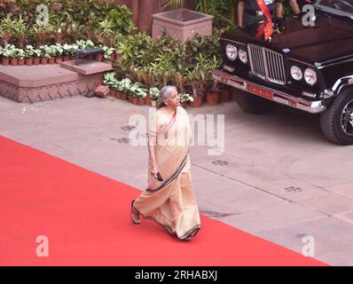 NEU-DELHI, INDIEN - AUGUST 15: Die indische Finanzministerin Nirmala Sitharaman trifft am 15. August 2023 während des 77. Unabhängigkeitstages im historischen Roten Fort in Neu-Delhi, Indien, auf der Festungsmauer ein. Narendra Modi sagte, Indien habe verschiedenen Ländern während der Krise geholfen und Indien sei als "Vishwa Mitra" (Freund der Welt) entstanden. Er sagte, dass die Welt von Technologie beeinflusst werden wird und sogar Industrieländer bereit sind, über den Erfolg von Digital India zu lernen. Er sagte, die Regierung arbeite an einem neuen Programm zur Förderung der Technologie im Agrarsektor. Stockfoto