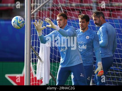 Torhüter Ederson, Stefan Ortega und Scott Carson in Manchester City während eines Trainings im Georgios Karaiskakis Stadium, Athen. Manchester City tritt Sevilla beim UEFA Super Cup in Athen am Mittwoch entgegen. Foto: Dienstag, 15. August 2023. Stockfoto