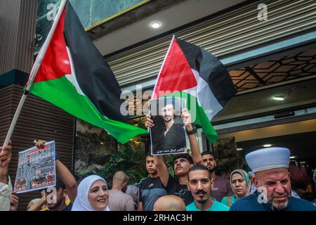 Nablus, Palästina. 15. Aug. 2023. Palästinensische Demonstranten halten in der Stadt Nablus im besetzten Westjordanland in Solidarität mit palästinensischen Gefangenen, die von der israelischen Besatzung festgehalten wurden, Flaggen und Porträts von Gefangenen während der Demonstration. (Foto von Nasser Ishtayeh/SOPA Images/Sipa USA) Guthaben: SIPA USA/Alamy Live News Stockfoto