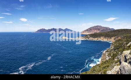 Panoramablick von Cape Tourville über das Meer zur Wine Glass Bay, Freycinet National Park, Tasmanien. Stockfoto