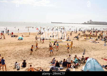 Bild ©lizenziert für Parsons Media. 04/08/2023. Les Sables-d'Olonne, Frankreich. Les Sables-d'Olonne, Frankreich. Das Meer in Les Sables-d'Olonne, Frankreich. Les Sables-d'Olonne ist eine Küstenstadt im Westen Frankreichs am Atlantischen Ozean. Es liegt an der Küste zwischen La Rochelle und Saint-Nazaire, in der Nähe der Küstenstation der A87, die es mit nahe gelegenen Gemeinden nach La Roche-sur-Yon, Cholet und Angers im Nordosten verbindet. Das nächste große Stadtzentrum Frankreichs, Les Sables-d'Olonne, ist Nantes, nördlich von Picture by Andrew Parsons / Parsons Media Stockfoto