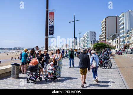 Bild ©lizenziert für Parsons Media. 04/08/2023. Les Sables-d'Olonne, Frankreich. Les Sables-d'Olonne, Frankreich. Das Meer in Les Sables-d'Olonne, Frankreich. Les Sables-d'Olonne ist eine Küstenstadt im Westen Frankreichs am Atlantischen Ozean. Es liegt an der Küste zwischen La Rochelle und Saint-Nazaire, in der Nähe der Küstenstation der A87, die es mit nahe gelegenen Gemeinden nach La Roche-sur-Yon, Cholet und Angers im Nordosten verbindet. Das nächste große Stadtzentrum Frankreichs, Les Sables-d'Olonne, ist Nantes, nördlich von Picture by Andrew Parsons / Parsons Media Stockfoto