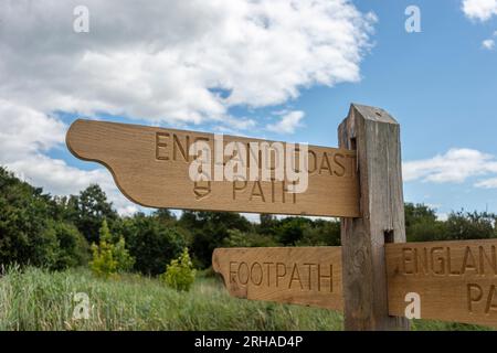 Wegweiser an der Küste Englands in Hampshire, Großbritannien. Stockfoto
