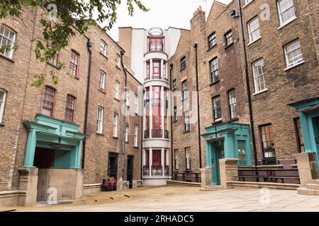 Ching Court und Triangle Public Space and Courtyard der Terry Farrell Partnership, Seven Dials, London, WC2, England, VEREINIGTES KÖNIGREICH Stockfoto