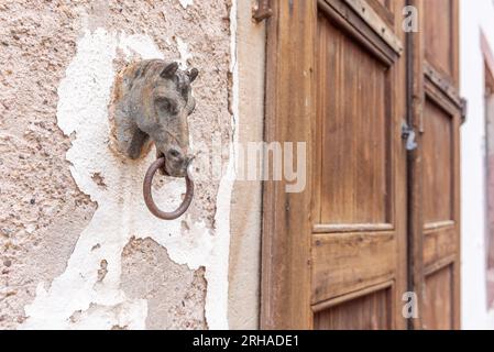 Alter rostiger Pferdekopf mit einem Ring zum Binden von Pferden im Hinterhof. Colmar, Haut-Rhin, Collectivite europeenne d'Alsace, Grand Est, Frankreich. Stockfoto