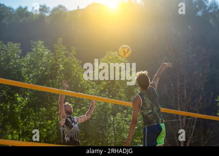 Volleyballspieler, der den Ball aus dem Netz räumt Stockfoto