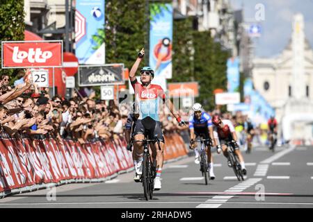 Leuven, Belgien. 15. Aug. 2023. Der belgische Arnaud De Lie von Lotto-Dstny gewinnt das eintägige Radrennen „Tour of Leuven - Memorial Jef Scherens“ in Leuven, Dienstag, den 15. August 2023. BELGA FOTO BERT GOYVAERTS Kredit: Belga News Agency/Alamy Live News Stockfoto