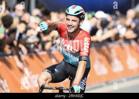 Leuven, Belgien. 15. Aug. 2023. Der belgische Victor Campenaerts von Lotto-Dstny feiert, wie er die Ziellinie des eintägigen Radrennens „Tour of Leuven - Memorial Jef Scherens“ in Leuven überquert, Dienstag, den 15. August 2023. BELGA FOTO GOYVAERTS Kredit: Belga News Agency/Alamy Live News Stockfoto