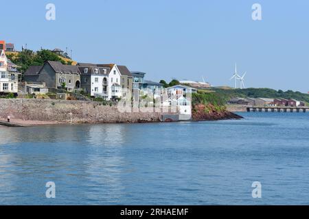 Der Blick von der äußeren Mauer der Milford Haven Marina aus, mit Blick auf die Küste der Haven Mündung in Richtung des Cleddau River. Stockfoto