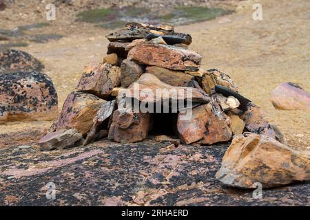 Grönland, Uummannaq Bay, Akulleq. Historische einheimische Fuchsfalle, die als Thule-Kultur gilt und etwa 500 Jahre alt ist. Stockfoto