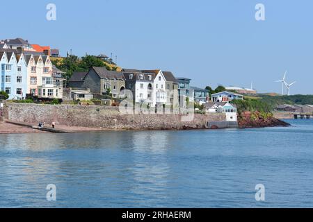 Der Blick von der äußeren Mauer der Milford Haven Marina aus, mit Blick auf die Küste der Haven Mündung in Richtung des Cleddau River. Stockfoto