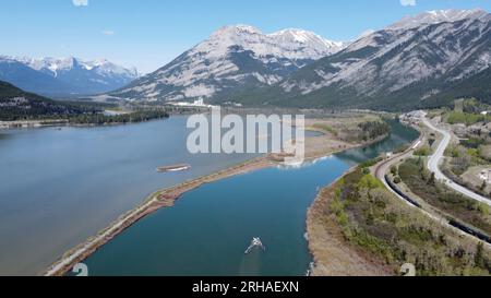 Blick auf die Drohne: Malerische Reise nach Banff, Alberta. Berge, Züge, Straßen, Natur und kontrastreiche Gewässer schaffen ein atemberaubendes Panorama Stockfoto