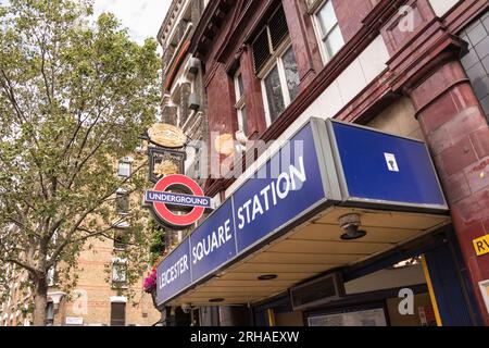 Leslie Green's Ox-Blood-Fliesen schmücken den Eingang zur U-Bahn-Station Leicester Square und den Londoner U-Bahn-Rundgang im Londoner West End, London, England, Großbritannien Stockfoto