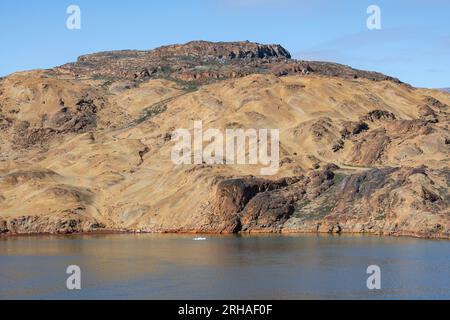 Westgrönland, Uummannaq Bay, Akulleq Island. Polare Wüstenlandschaft, einer der trockensten Orte Grönlands. Stockfoto