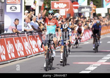 Leuven, Belgien. 15. Aug. 2023. Der belgische Arnaud De Lie von Lotto-Dstny feiert nach dem Gewinn des eintägigen Radrennens „Tour of Leuven - Memorial Jef Scherens“ in Leuven, Dienstag, den 15. August 2023. BELGA FOTO GOYVAERTS Kredit: Belga News Agency/Alamy Live News Stockfoto