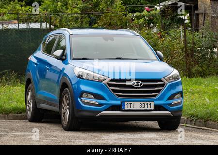 HAVIROV, TSCHECHISCHE REPUBLIK - 3. AUGUST 2023: Blaues Hyundai Tucson TL SUV-Auto auf dem Parkplatz geparkt Stockfoto